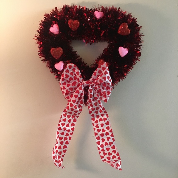 Red heart Valentine’s Day tinsel wreath - Picture 1 of 1